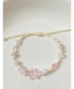 Sản phẩm: Vòng tay handmade thắt dây màu kem, đính charm sao biển, vỏ sò và hạt đá hồng. Chủ đề: 